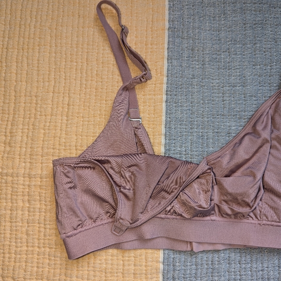 Bodily Do Anything Bra, Size M - Picture 5 of 8